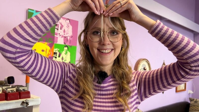 Lena macht sich aus alten Hundehaaren eine neue Frisur. – Bild: ORF