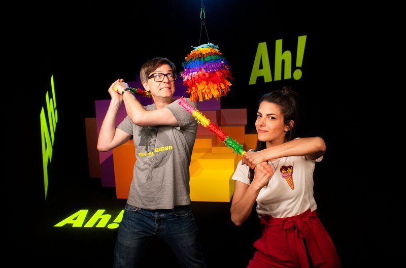 In vielerlei Hinsicht ist „Wissen macht Ah!“ ein Nachschlagewerk, wie der Titel der heutigen Folge vermuten lässt. Während sie die fünf Fragen der Sendung beantworten, bauen Clarissa und Ralph eine Piñata. – Bild: WDR/​Thorsten Schneider