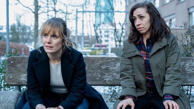 Erfahren die traurige Wahrheit, v.li.: Anna Pieri Zürcher als Isabelle Grandjean, Carol Schuler als Tessa Ott – Bild: SRF/​Pascal Mora