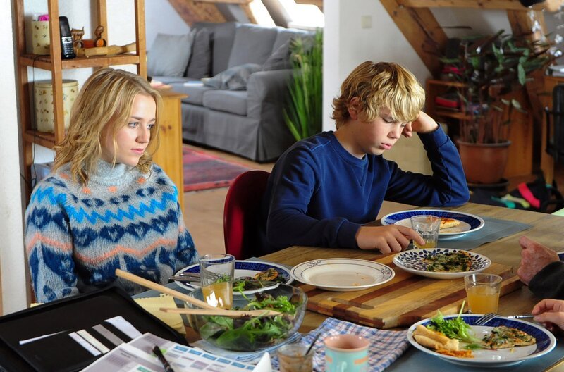 Nelly (Jule-Marlen Schuck) und Tim (Noah Boehm) beim Essen, es herrscht schlechte Stimmung. – Bild: SWR/​Maria Wiesler