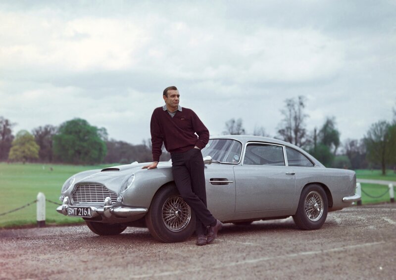 Ein Mann und sein Lieblingsspielzeug: Bond (Sean Connery) vor seinem geliebten Aston Martin. – Bild: Danjaq, LLC and Metro-Goldwyn-Mayer Studios Inc.
