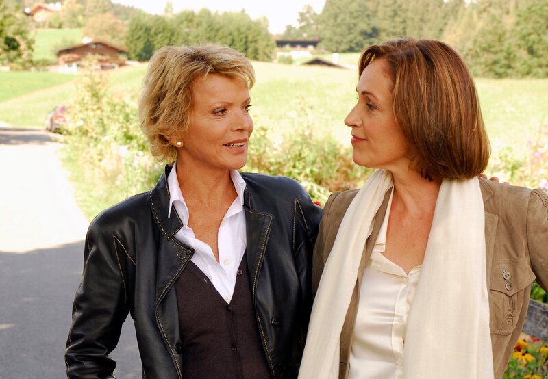 Maren (Uschi Glas, li.) versteht sich prächtig mit ihrer Halbschwester Maxi (Sabine Bach). – Bild: ARD Degeto/​Hans Seidenabel