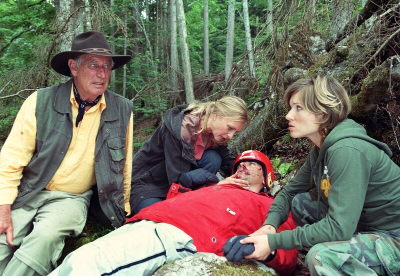Nadja (Daniela Preuß, rechts) und Marion (Marita Marschall) sind erleichtert, dass Ralf (Marcus Grüsser, Mitte) gerettet ist. Doch Stefan (Siegfried Rauch) trauert um seinen Hund, der bei der dramatischen Rettungsaktion in die Schlucht stürzte. – Bild: ARD Degeto/​ARD Degeto/​Erika Hauri
