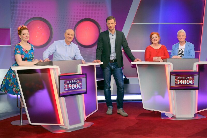 Florian Weber stellt in seinem SWR Wissensquiz „Meister des Alltags“ die Alltagstauglichkeit seiner prominenten Kandidaten auf die Probe. v.li. Enie van de Meiklokjes, Bodo Bach, Florian Weber, Alice Hoffmann, Guido Cantz. – Bild: SWR/​Peter A. Schmidt