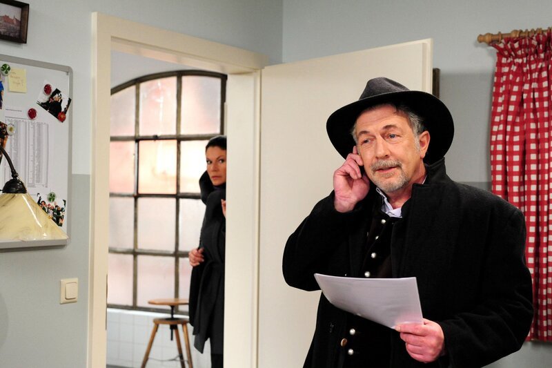 Doris (Simone Ritscher, l.) belauscht Julius (Michele Oliveri, r.) während eines Telefonats mit einem Lieferanten. – Bild: ARD/​Ann Paur