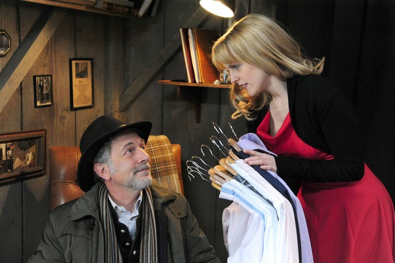 Julius (Michele Oliveri, l.) rät Rosalie (Natalie Alison, r.), sich Michael endgültig aus dem Kopf zu schlagen. – Bild: ARD/​Ann Paur
