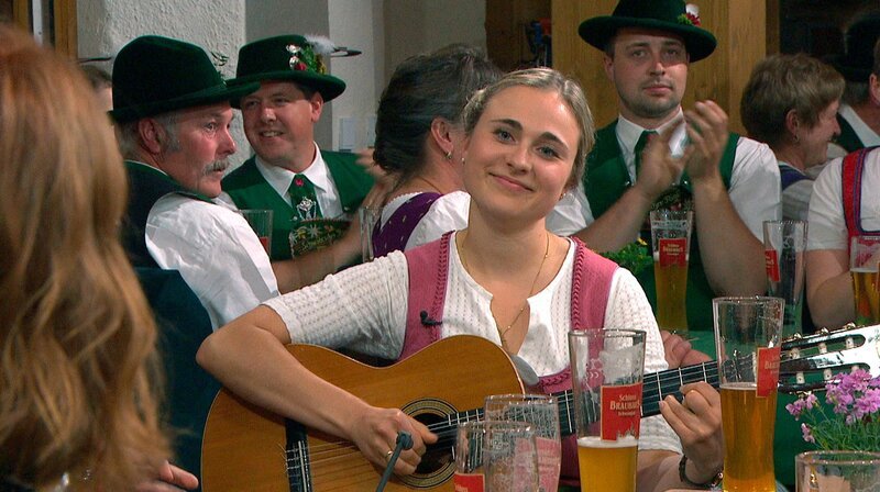 Gitarristin der Kemptner Tanzlmusik. – Bild: BR/​Charly Pauli