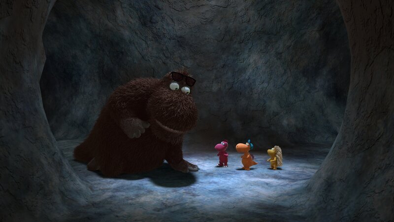 Als Kokosnuss, Matilda und Oskar auf den riesigen Balduin treffen, fällt ihnen ein Stein vom Herzen. Gemeinsam mit ihm haben sie weniger Angst in der Höhle. – Bild: ZDF/​Caligari Film