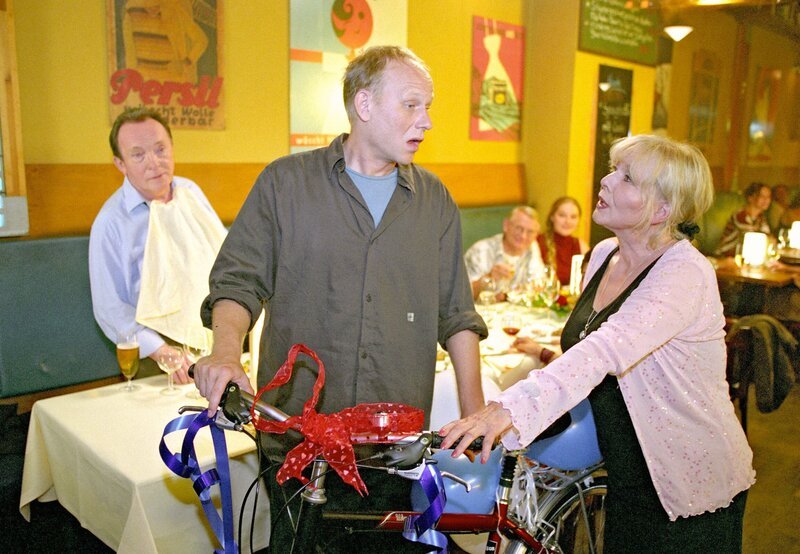 Hauptkommissar Ehrlicher (Peter Sodann), Hauptkommissar Kain (Bernd Michael Lade) und Frederike (Annekathrin Bürger). – Bild: MDR/​Hardy Spitz