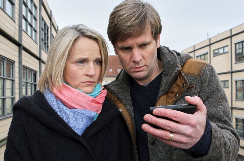 Susanne (Isabel Schosnig) und Leonard Lorenz (Kai Ivo Baulitz) sehen sich ein Video ihres leukämiekranken Sohnes Dominik an. Ihnen wird bewusst, dass er nur noch für sie weiterkämpft und auch, dass das nicht richtig ist. – Bild: MDR/​Saxonia Media/​Kiss
