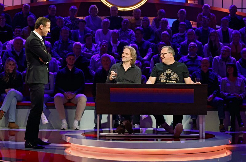 Moderator Kai Pflaume (l.) mit Rateteam-Kapitän Elton (r.) und dem Schauspieler Erich Altenkopf (M.), Darsteller in der beliebten Telenovela „Sturm der Liebe“. – Bild: ARD/​Morris Mac Matzen