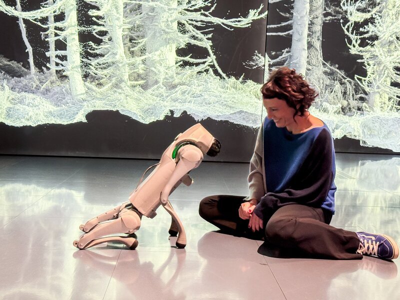 Esther mit Roboterhund Bauxina im Ars Electronica Center. – Bild: ORF