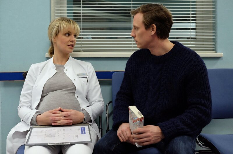 Überraschend taucht Jenne Derbeck (Patrick Kalupa) in der Sachsenklinik auf. Er weiß sofort, dass er der Vater von Lea Peters (Anja Nejarri) ungeborenem Kind ist. Verzweifelt sucht Jenne nach einem Weg Lea zu erweichen, doch diese blockt jeden Gedanken an eine gemeinsame Familie ab. – Bild: MDR/​Saxonia Media/​Sebastian Kiss