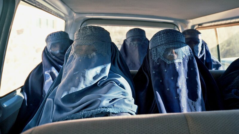 Afghanische Frauen im Auto, Screenshot aus dem Film – Bild: SRF/​NZZ Format