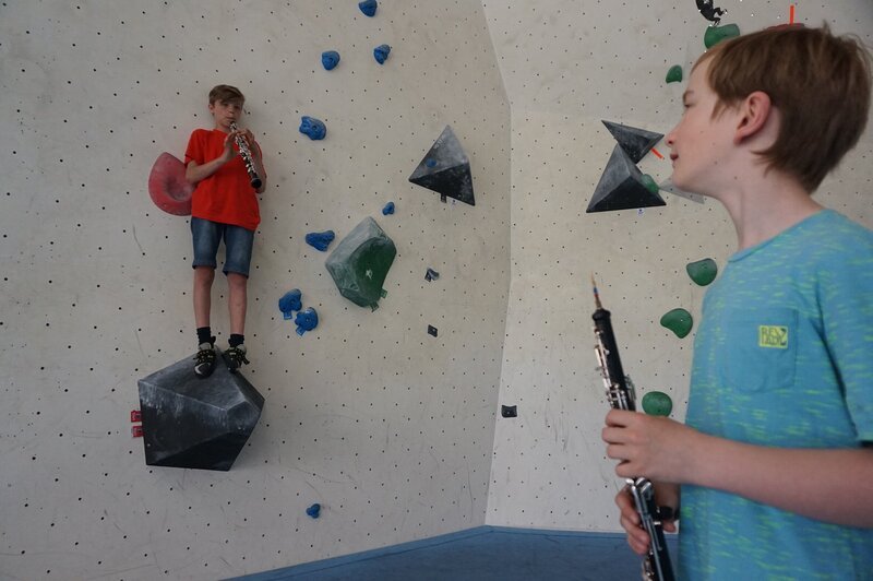 Artur und Till tauschen ihre Hobbys – Bouldern und Oboe spielen. – Bild: MDR/​Martin Reißmann