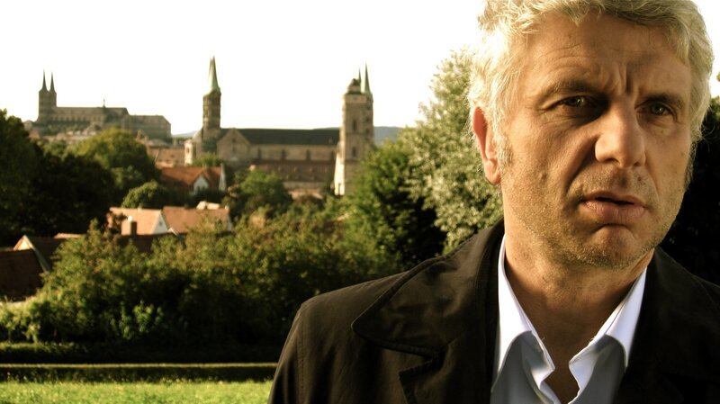 Udo Wachtveitl mit Bamberg im Hintergrund. – Bild: BR/​Daniel Ritter