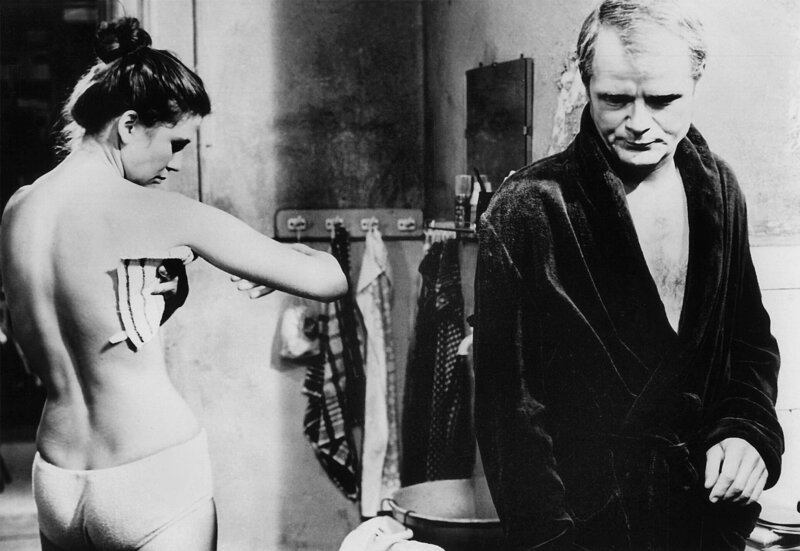 Karl Erp (Dieter Mann), verheiratet und Vater zweier Kinder, verliebt sich in die 20 Jahre jüngere Praktikantin Fräulein Broder (Ute Lubosch). Mit ihr will er ein neues Leben beginnen. – Bild: MDR/​Progress