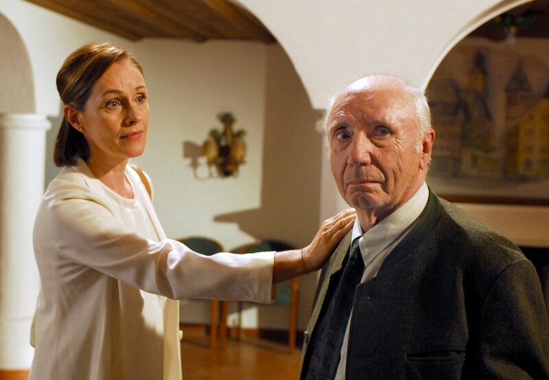 Maximilian (Horst Sachtleben) will nichts von seiner Tochter Maxi (Sabine Bach) wissen. – Bild: MDR/​Degeto/​Hans Seidenabel