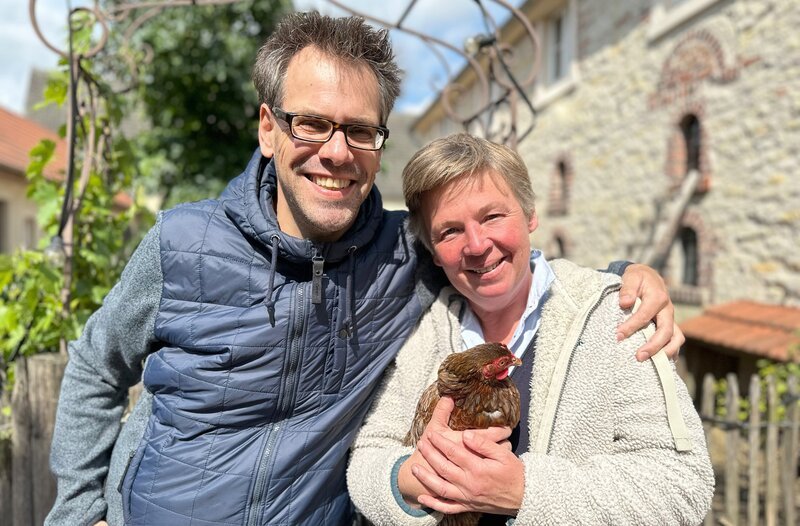 Carolin und Stefan Feismann leben ihren Traum auf dem Hof. – Bild: WDR/​Julia Horn