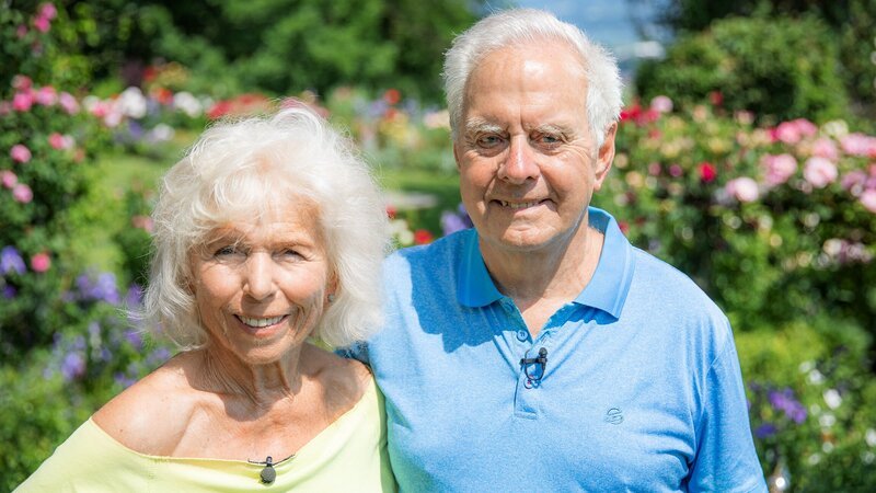 Hinter den Hecken Garten der Heimkehr in Galgenen SZ Staffel 5 Folge 10 Heidrun und Colin West in ihrem Garten 2022 – Bild: SRF