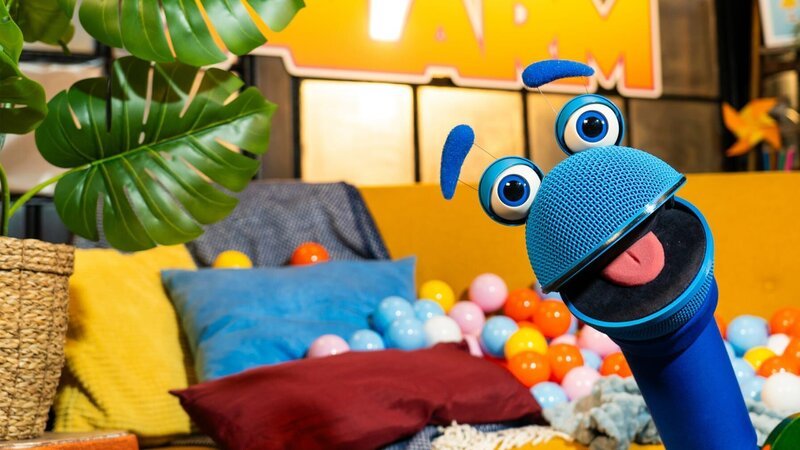 Das SingDing hat Sommersehnsucht, doch leider spielt das Wetter so gar nicht mit. Aber mit den schönsten Songs von SingAlarm kommt auch zuhause Sommerstimmung auf! – Bild: ZDF/​Tim Bornemann