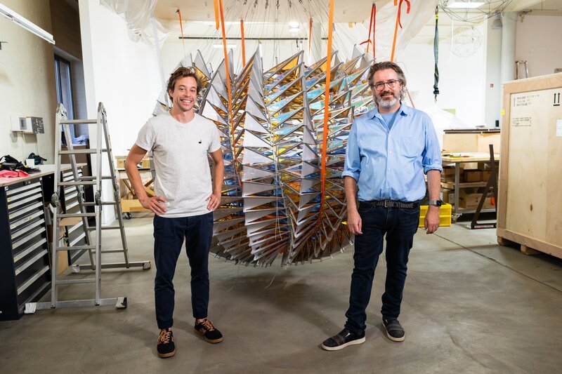 Tobi checkt mit dem dänischen Künstler Ólafur Elíasson was Kunst ist. – Bild: BR/​megaherz gmbh/​Hans-Florian Hopfner