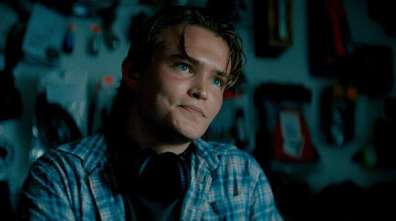 Alex (Erik Støre) hat ein Geheimnis. – Bild: ARD Degeto Film/​Viaplay Group/​Cinenord