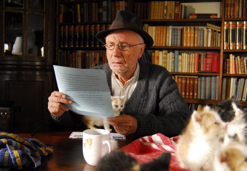 Der alte Bauer Maximilian (Horst Sachtleben) muss um seinen Hof fürchten. – Bild: ARD Degeto/​Hans Seidenabel