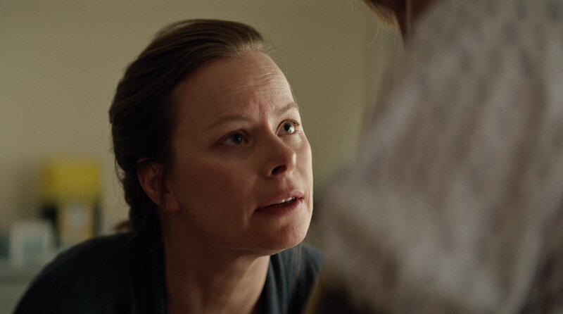 Mona (Kjӕrsti Skjeldal Odden) weiß mehr, als sie zugibt. – Bild: ARD Degeto Film/​Viaplay Group/​Cinenord