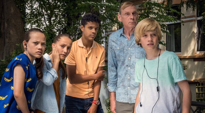 Kira (Marlene von Appen), Nele (Ronja Levis), Tayo (Samuel Adams), Opa Reiko (Peter Badstübner) und Levin (Moritz Pauli) (v.l.n.r.) warten auf ihren Einsatz. – Bild: NDR/​Boris Laewen
