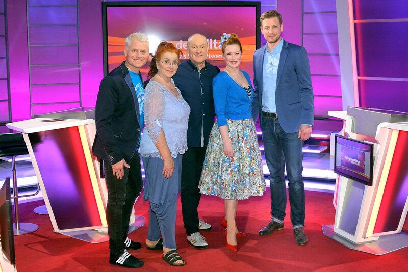 Florian Weber stellt in seinem SWR Wissensquiz die Alltagstauglichkeit seiner prominenten Kandidaten auf die Probe. v.li. Guido Cantz, Alice Hoffmann, Bodo Bach, Enie van de Meiklokjes und Florian Weber. – Bild: SWR/​Peter A. Schmidt