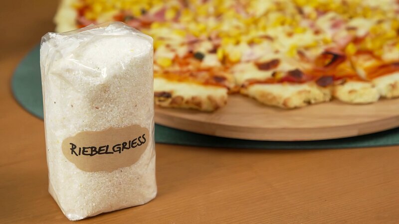 Die Geschwister Niki und Anna backen mit ihren Eltern Barbara und Markus Polenta-Pizza. – Bild: ORF/​Tower10
