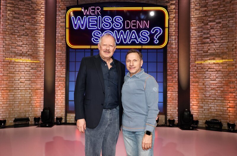 Treten bei „Wer weiß denn sowas?“ als Kandidaten an: Die Schauspieler Axel Milberg (l.) und Richy Müller (r.). – Bild: ARD/​Morris Mac Matzen