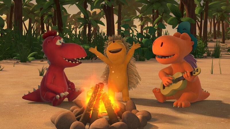 Gemeinsam mit Matilda am Lagerfeuer singen, das macht Spaß. Oskar und Kokosnuss wünschten, sie hätten das schöne Lied nie als neue Stammeshymne auf der Dracheninsel vorgestellt. – Bild: ZDF/​Caligari Film