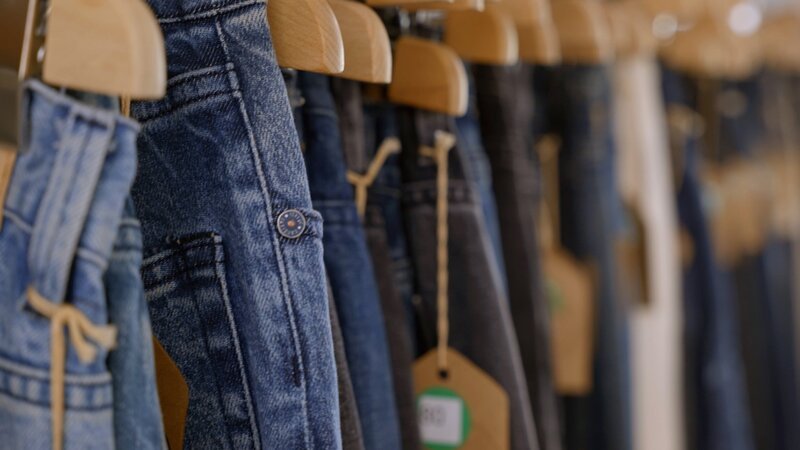 SRF school Gute Nachrichten vom Planeten – Wie wir Mode fair und grün machen Die Textilbranche ist eine der umweltschädlichsten Industrien, verantwortlich für 10 % der CO₂-Emissionen und grosse Müllberge durch „Fast Fashion“. – Bild: SRF/​Längengrad Filmproduktion