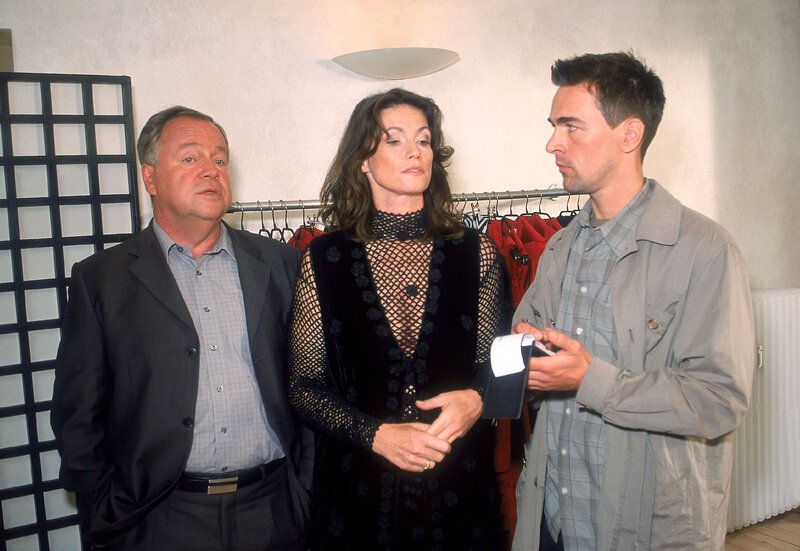 Kehler (Wolfgang Bathke, li.) und Bonhoff (Wolfgang Krewe) verhören Cornelia Schöps (Sabine Vitua). – Bild: RTL /​ Rolf Baumgartner