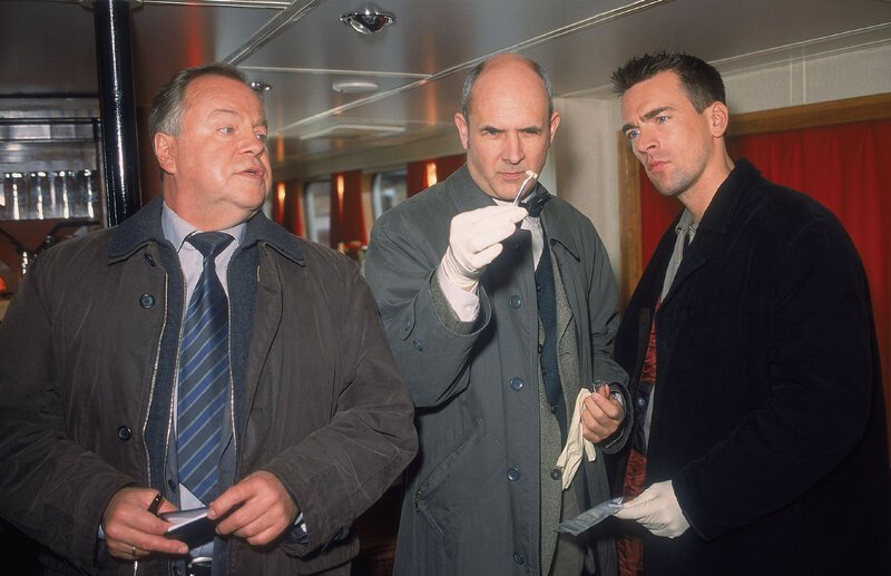 Beim Betriebsausflug auf einem Spreedampfer wurde der Firmenchef Bahlow ermordet. Kehler (Wolfgang Bathke, li.) und Bonhoff (Wolfgang Krewe, re.) ermitteln an Bord. Der Gerichtsmediziner Dr. Duhler (Klaus Schindler) hat schon eine erste Theorie zum Tathergang. – Bild: RTL /​ Rolf Baumgartner