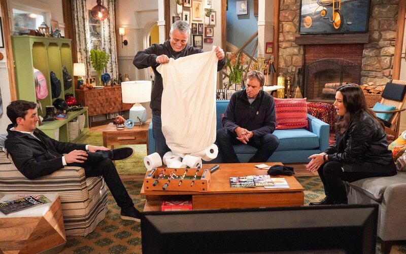 (v.l.n.r.) Lowell (Matt Cook); Adam Burns (Matt LeBlanc); Don Burns (Kevin Nealon); Andi Burns (Liza Snyder) – Bild: Sonja Flemming