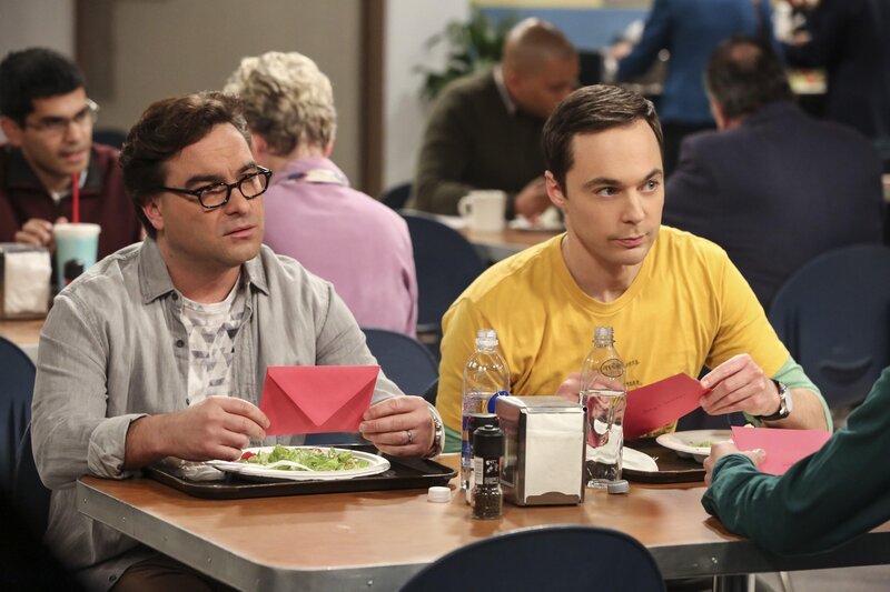 Während Leonard (Johnny Galecki, l.) dank eines Briefs beginnt, an sich zu zweifeln, will Sheldon (Jim Parsons, r.) eine Überraschung für Amys Geburtstag organisieren … – Bild: Warner Bros. Television