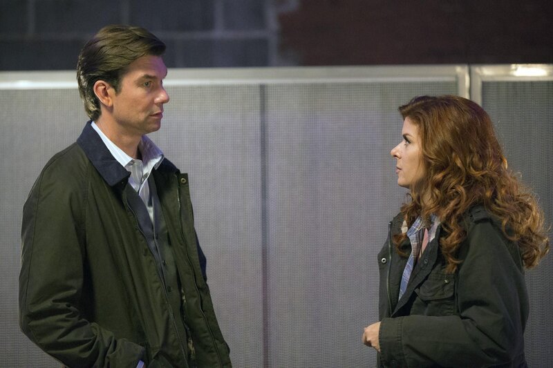 Der Sohn eines Parfüm-Moguls gerät nach dessen gewaltsamen Tod unter Mordverdacht, doch Laura (Debra Messing, r.) ist sich nicht sicher, ob John (Jerry O’Connell, l.) seinen Vater wirklich ermordet hat, um an sein Erbe zu kommen … – Bild: Warner Bros. Entertainment, Inc.