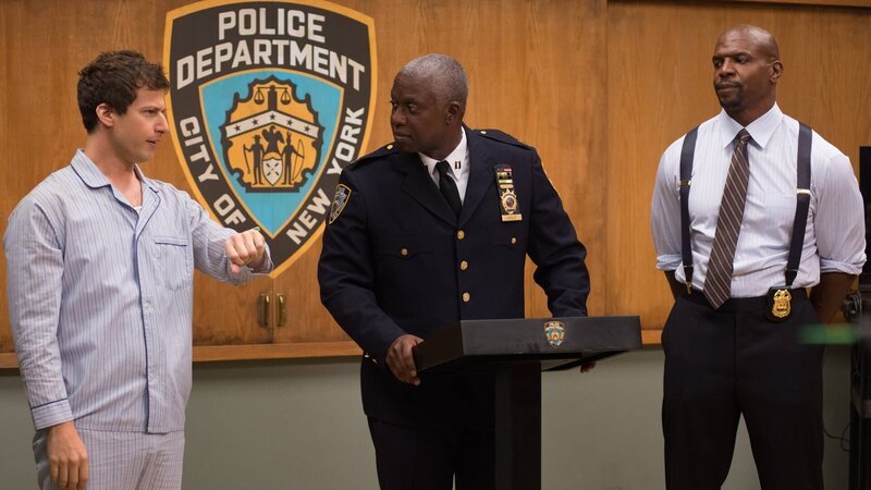 (v.l.n.r.) Jake Peralta (Andy Samberg); Captain Ray Holt (Andre Braugher); Terry Jeffords (Terry Crews) – Bild: NBC Studios LLC