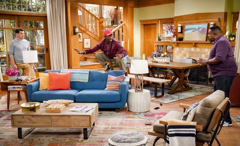 (v.l.n.r.) Dave Johnson (Max Greenfield); Victor (Mike Estime); Calvin Butler (Cedric the Entertainer) – Bild: CBS Broadcasting Inc. /​ Monty Brinton