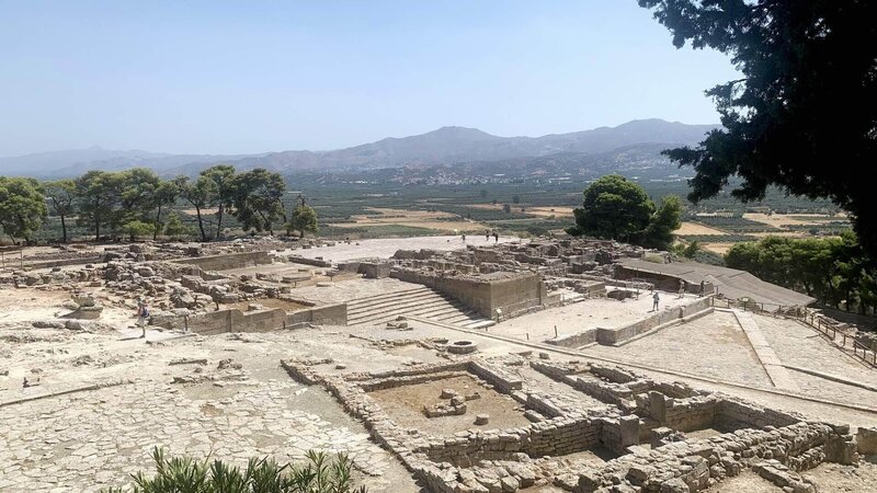 Das alte Griechenland birgt viele Geheimnisse und archäologische Schätze. Auf der Insel Kreta z.B. erzählen die Ruinen der bronzezeitlichen minoischen Siedlung Phaistos spannende Geschichten. – Bild: RTL /​ Pilot Film & Television Produktion Ltd.