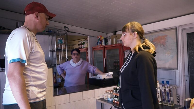 Der Kiosk am Rande der Baracken muss schließen, da Besitzer Jürgen an Krebs erkrankt ist. Elvis kennt Jürgen schon lange und war in seinem Kiosk oft Kunde. Einen letzten Besuch dort wollen der achtfache Vater und Tochter Antonia sich deshalb nicht nehmen lassen. – Bild: RTLZWEI