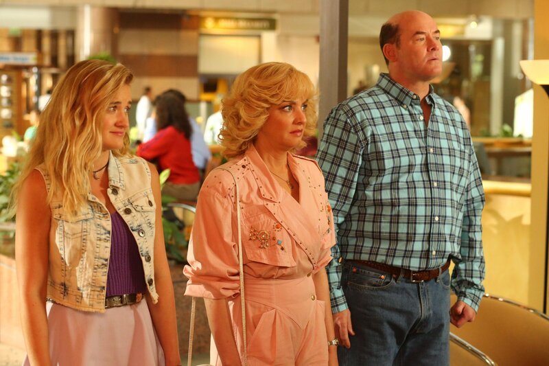 „Die Goldbergs“, „Es lebe Video-Dating!“. Erica und Beverly wollen eine neue Frau für Laineys Vater Bill finden. Während Erica auf moderne Video-Technologie setzt und Adam mit einem Demo-Band beauftragt, vertraut Beverly lieber traditionellen Methoden. Nach einem missglückten Eignungstest verfällt derweil Barry auf die Idee, Sportlehrer zu werden. Er beginnt ein Praktikum bei Coach Mellor. Im Bild (v.li.): AJ Michalka (Lainey Lewis), Wendi McLendon-Covey (Beverly Goldberg), David Koechner (Bill Lewis). – Bild: Sony Pictures Television Inc. /​ Michael Ansell