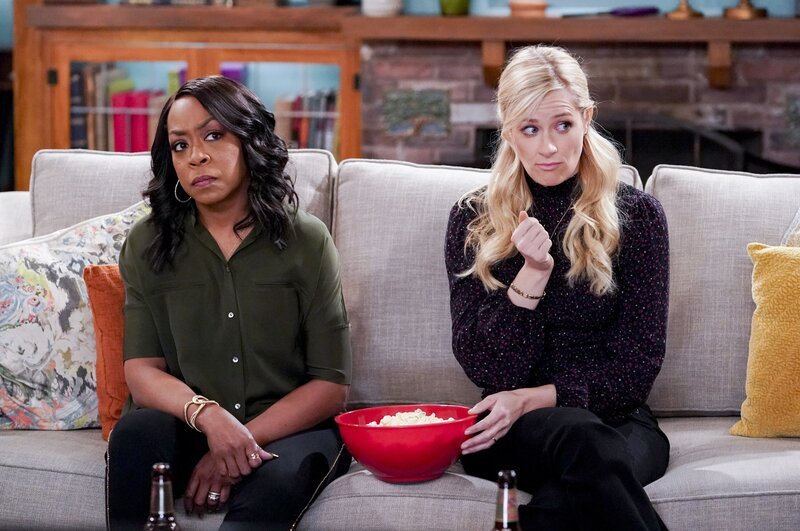 Tina Butler (Tichina Arnold, l.); Gemma Johnson (Beth Behrs, r.) – Bild: CBS Broadcasting Inc. /​ Monty Brinton