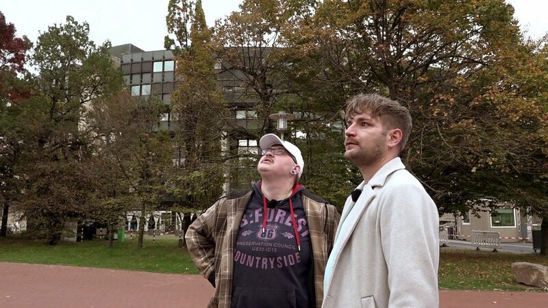 Lukas (re.) will seinem Partner Damian die Aussicht vom Düsseldorfer Fernsehturm zeigen, doch dessen Höhenangst wird zur Herausforderung. – Bild: RTLZWEI