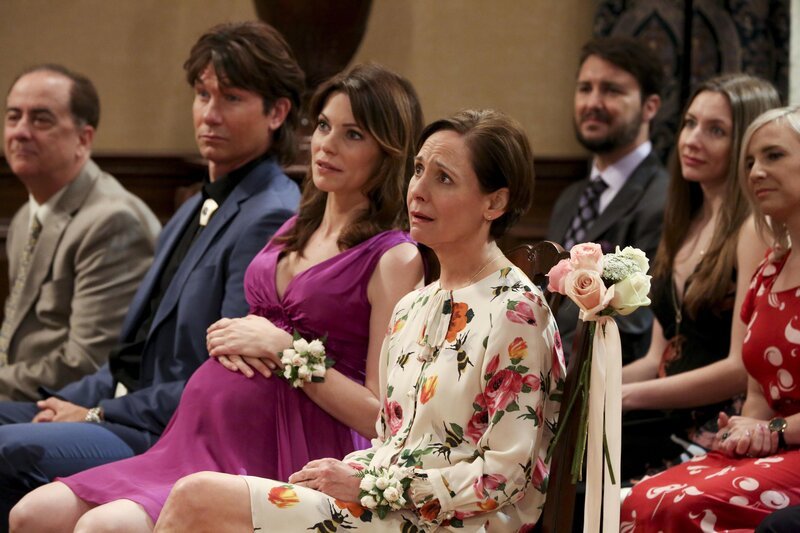 Wird die Anwesenheit von (v.l.n.r.) George Jr. (Jerry O’Connell), Missy (Courtney Henggeler) und Mary (Laurie Metcalf) bei der Hochzeit wirklich problemlos ablaufen? – Bild: Warner Bros. Television