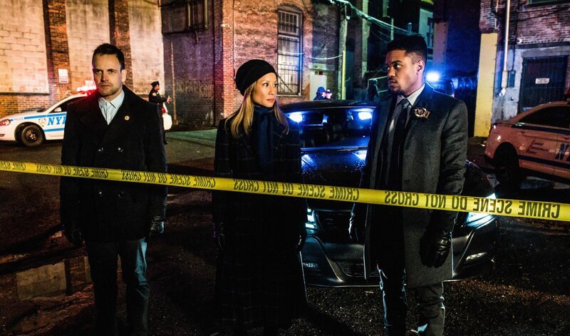 (v.l.n.r.) Sherlock Holmes (Jonny Lee Miller); Joan Watson (Lucy Liu); Detective Marcus Bell (Jon Michael Hill) – Bild: CBS Broadcasting, Inc. /​ Jeff Neira