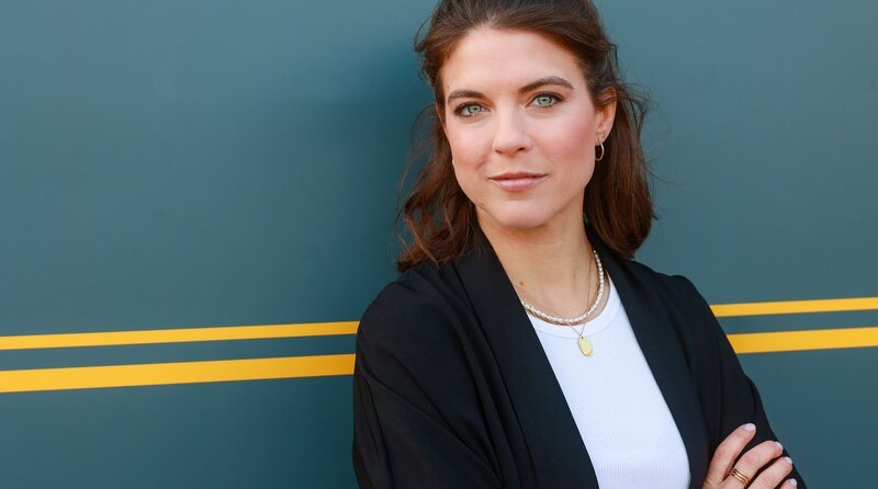 Maike Johanna Reuter kommt als Valerie Böttcher nach Lüneburg. #mehr LIEBE #mehr DRAMA #mehr INTRIGEN Happy Family – oder Chaos? Julius (Jan Stapelfeldt) und Franka (Birthe Wolter) trauen ihren Augen nicht: ihre Schwester Valerie taucht überraschend in Lüneburg auf. Während Julius sich über den Besuch seiner Zwillingsschwester freut, wittert Franka Ärger … Maike Johanna Reuter übernimmt in der ARD-Daily Novela Rote Rosen ab Folge 3981 die Rolle der Valerie Böttcher. – Bild: ARD/​Stefanie Jockschat /​ ARD-Programmdirektion